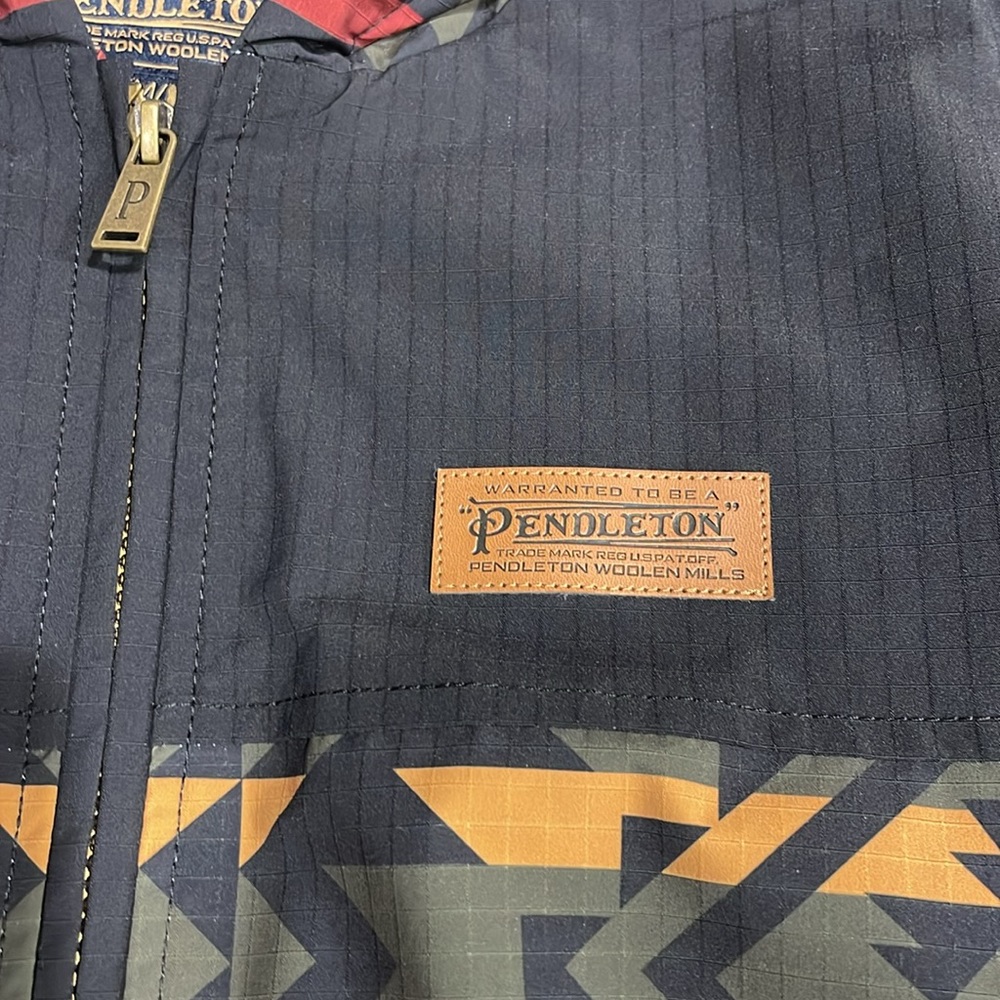 Brand new with tags Pendelton jacket. 2 zipper pockets in front and 1 inside. - Picture 3 of 9